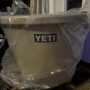 NEW Yeti Tank 45 - brand new Desert Tan -.